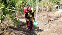 Air sungai pun tidak setiap hari mengalir. Seringkali air sungai kering karena digunakan untuk mengairi sawah oleh warga.