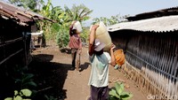 Namun, air sungai yang mereka ambil tidak serta merta bisa langsung digunakan karena mengandung zat kapur.