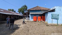 Untuk menjernihkan air sungai, biasanya warga membuat kolam sementara untuk pengendapan. Air bersih saat ini dibutuhkan oleh warga.