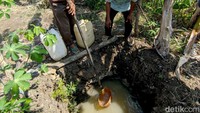 Sebagian warga biasanya menggunakan air sungai untuk mandi, mencuci pakaian bahkan memasak.