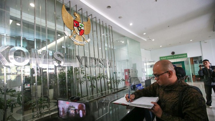 Keluarga Dini Sera Afrianti mencari keadilan atas putusan bebas terhadap Gregorius Ronald Tannur. Mereka mengadu ke Komisi Yudisial.