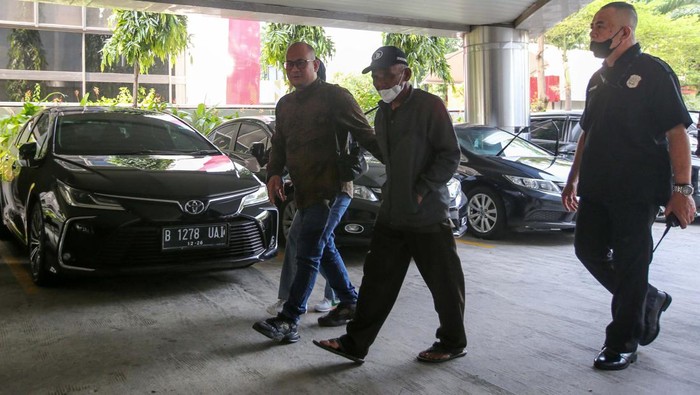 Keluarga Dini Sera Mencari Keadilan usai Vonis Bebas Ronald Tannur Keluarga Dini Sera Afrianti mencari keadilan atas putusan bebas terhadap Gregorius Ronald Tannur. Mereka mengadu ke Komisi Yudisial.