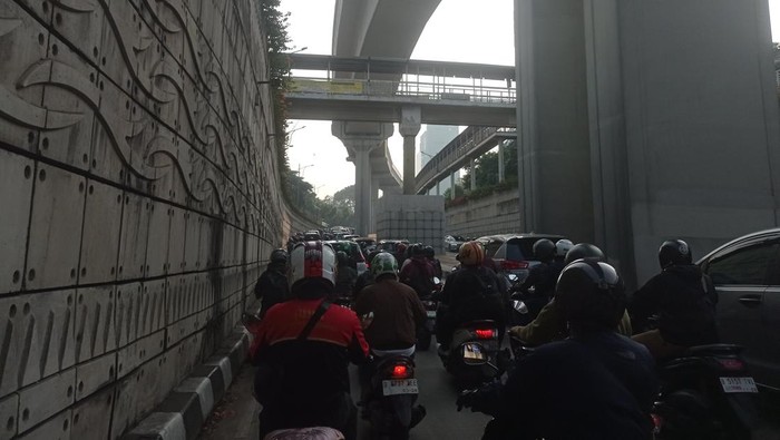 Kemacetan Pagi Melanda Underpass Mampang Menuju Kuningan