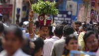 Bonalu dirayakan biasanya selama Ashada Masam yang jatuh pada bulan Juli / Agustus. Para pooja khusus ditampilkan untuk dewi Yellamma selama hari pertama dan terakhir festival.