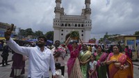 Festival Bonalu dianggap sebagai bentuk ucapan syukur kepada Dewi setelah pemenuhan sumpah. Bonalu secara harfiah berarti Makan dalam Bahasa Telugu, yang merupakan persembahan bagi Ibu Dewi.