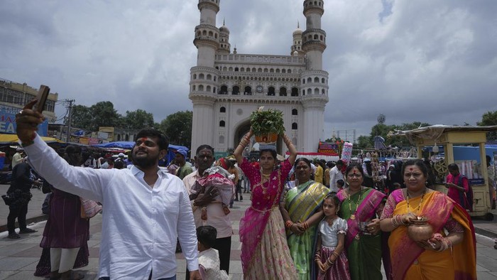 Bonalu adalah festival rakyat Hindu selama sebulan di wilayah Telangana yang didedikasikan untuk Kali, Dewi Kehancuran dalam agama Hindu. Yuk intip kemeriahannya.