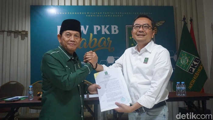 Ketua Desk Pilkada PKB Syaiful Huda saat menyerahkan surat rekomendasi kepada Acep Adang Ruhiat sebagai Bakal Calon Wakil Gubernur Jabar