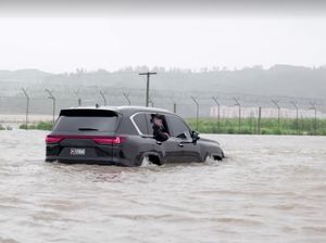 Gaya Kim Jong Un Terobos Banjir Korea Utara Pakai Mobil