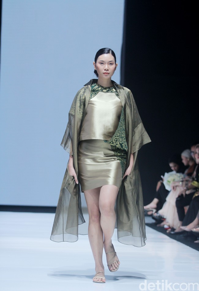 Fashion show koleksi terbaru Andreas Odang yang mengangkat tenun songket Bali untuk Cita Tenun Indonesia, bertempat di La Piazza Fashion Teen, Kelapa Gading, Jakarta, Jumat [26/7/2024].  Foto: Mohammad Abduh/detikcom.