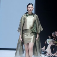 Fashion show koleksi terbaru Andreas Odang yang mengangkat tenun songket Bali untuk Cita Tenun Indonesia, bertempat di La Piazza Fashion Teen, Kelapa Gading, Jakarta, Jumat [26/7/2024].  Foto: Mohammad Abduh/detikcom.