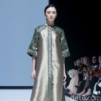 Fashion show koleksi terbaru Andreas Odang yang mengangkat tenun songket Bali untuk Cita Tenun Indonesia, bertempat di La Piazza Fashion Teen, Kelapa Gading, Jakarta, Jumat [26/7/2024]. Foto: Mohammad Abduh/detikcom.