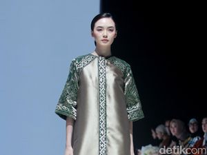 Foto: 8 Koleksi Busana Andreas Odang Angkat Tenun Songket Bali