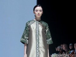 Foto: 8 Koleksi Busana Andreas Odang Angkat Tenun Songket Bali