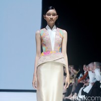 Fashion show koleksi terbaru Andreas Odang yang mengangkat tenun songket Bali untuk Cita Tenun Indonesia, bertempat di La Piazza Fashion Teen, Kelapa Gading, Jakarta, Jumat [26/7/2024].  Foto: Mohammad Abduh/detikcom.