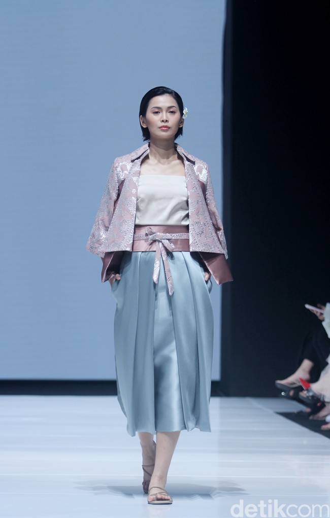 Fashion show koleksi terbaru Andreas Odang yang mengangkat tenun songket Bali untuk Cita Tenun Indonesia, bertempat di La Piazza Fashion Teen, Kelapa Gading, Jakarta, Jumat [26/7/2024]. Foto: Mohammad Abduh/detikcom.