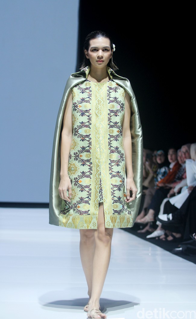 Fashion show koleksi terbaru Andreas Odang yang mengangkat tenun songket Bali untuk Cita Tenun Indonesia, bertempat di La Piazza Fashion Teen, Kelapa Gading, Jakarta, Jumat [26/7/2024].  Foto: Mohammad Abduh/detikcom.