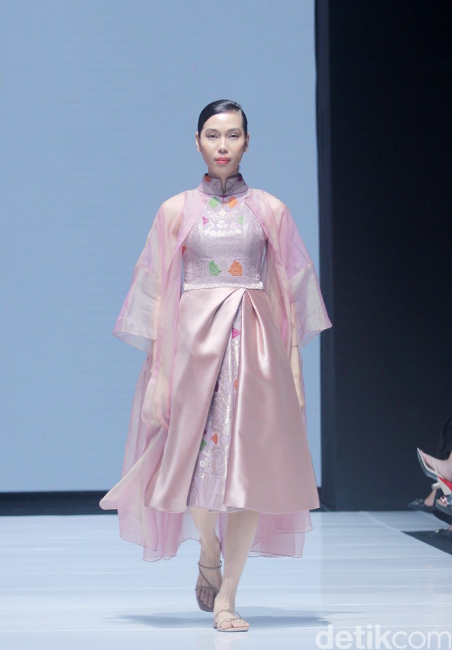 Fashion show koleksi terbaru Andreas Odang yang mengangkat tenun songket Bali untuk Cita Tenun Indonesia, bertempat di La Piazza Fashion Teen, Kelapa Gading, Jakarta, Jumat [26/7/2024].  Foto: Mohammad Abduh/detikcom.