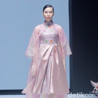 Fashion show koleksi terbaru Andreas Odang yang mengangkat tenun songket Bali untuk Cita Tenun Indonesia, bertempat di La Piazza Fashion Teen, Kelapa Gading, Jakarta, Jumat [26/7/2024].  Foto: Mohammad Abduh/detikcom.