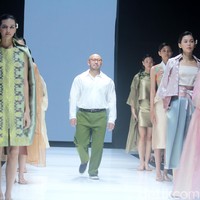 Fashion show koleksi terbaru Andreas Odang yang mengangkat tenun songket Bali untuk Cita Tenun Indonesia, bertempat di La Piazza Fashion Teen, Kelapa Gading, Jakarta, Jumat [26/7/2024].  Foto: Mohammad Abduh/detikcom.