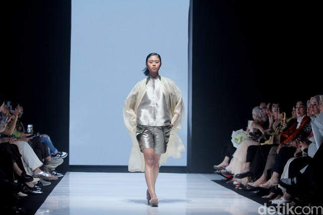 Fashion show koleksi terbaru Andreas Odang yang mengangkat tenun songket Bali untuk Cita Tenun Indonesia, bertempat di La Piazza Fashion Teen, Kelapa Gading, Jakarta, Jumat [26/7/2024]. Foto: Mohammad Abduh/detikcom.