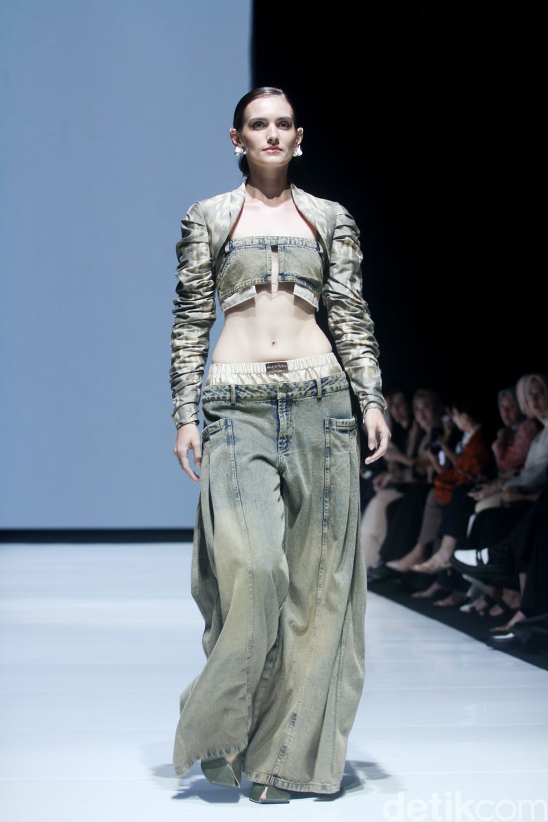 Koleksi CTI di Jakarta Fashion & Food Festival 2024