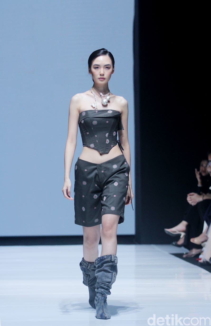 Koleksi CTI di Jakarta Fashion & Food Festival 2024