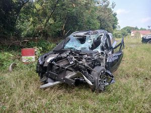 Mobil Senggol Truk Usai Gagal Menyalip di Musi Rawas, 2 Tewas-1 Luka