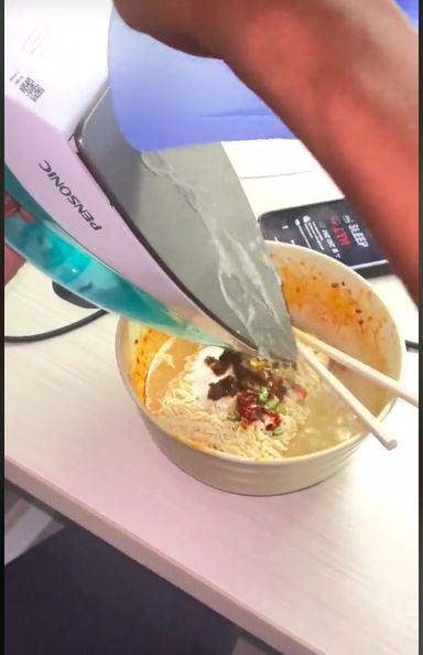 Kreatif! Mahasiswa Ini Masak Mie Instan Pakai Setrikaan