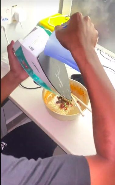 Kreatif! Mahasiswa Ini Masak Mie Instan Pakai Setrikaan