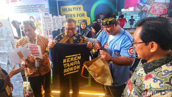 Laksmana Yudha dari Komisi Pengendalian tembakau (ikat kepala) bersama Bupati Sukabumi Marwan Hamami