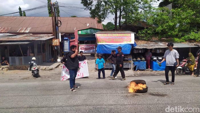 Massa ahli waris demo di depan SD Pajjaiang Makassar.
