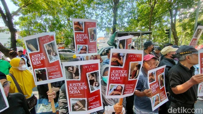 Massa demo di PN Surabaya