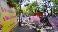 Tak hanya itu, massa juga membawa poster hingga banner yang berisi tuntutan #JusticeforDiniSera.