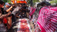 Mereka juga menaburkan bunga di depan PN Surabaya tanda matinya keadilan.