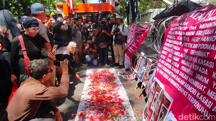 Massa demo di PN Surabaya