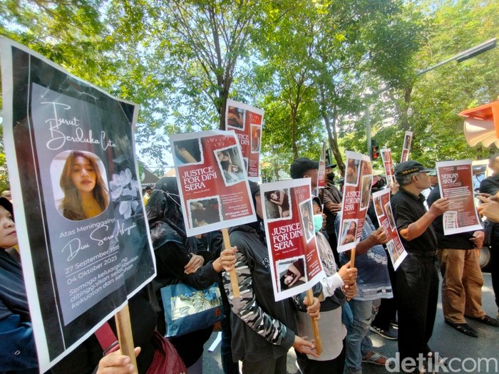 Massa demo di PN Surabaya