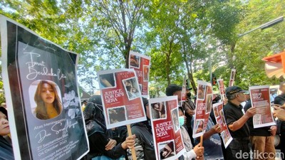 Potret Aksi #JusticeForDiniSera di PN Surabaya