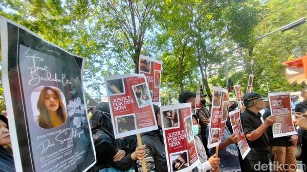 Potret Aksi #JusticeForDiniSera di PN Surabaya