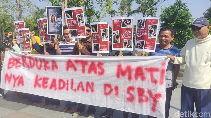 Massa suarakan #JusticeforDiniSera tolak Ronald Tannur bebas