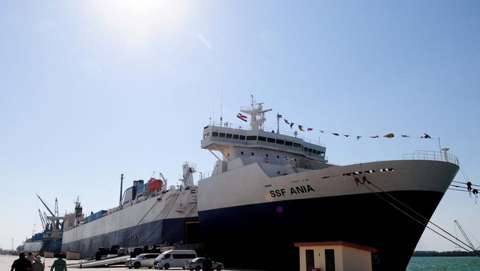 An injured Gazan man receives treatment at a United Arab Emirates makeshift hospital as the fourth and largest UAE ship with humanitarian aid for Palestinians in Gaza as part of Operation Chivalrous Knight, amid the ongoing conflict between Israel and Hamas, is docked at Al-Arish sea port, on the Sinai peninsula, Egypt, July 26, 2024. REUTERS/Shokry Hussein