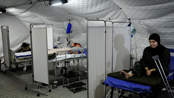 An injured Gazan man receives treatment at a United Arab Emirates makeshift hospital as the fourth and largest UAE ship with humanitarian aid for Palestinians in Gaza as part of Operation Chivalrous Knight, amid the ongoing conflict between Israel and Hamas, is docked at Al-Arish sea port, on the Sinai peninsula, Egypt, July 26, 2024. REUTERS/Shokry Hussein