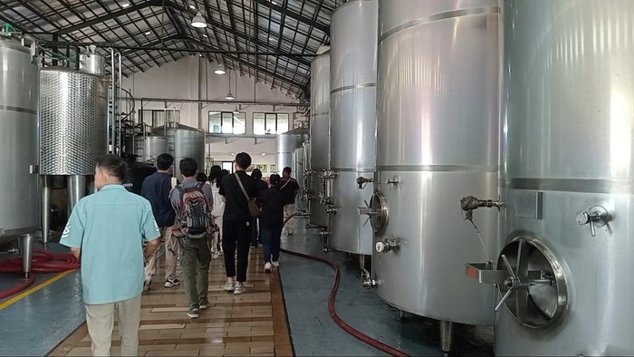 Sejumlah jurnalis dan pemengaruh saat melihat pabrik wine Sababay Winery di Gianyar, Bali, Jumat (26/7/2024).