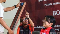 Mereka tampak serius menjalani latihan.