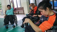 Boccia merupakan olahraga ketepatan. Cara bermainnya dengan melempar bola. Bolanya berdiameter 100 milimeter, dengan berat 275 gram.