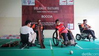 Para atlet Boccia Provinsi DKI Jakarta menggelar latihan di YPAC Jakarta, Senin (29/7/2024).
