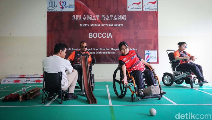 Melihat Persiapan Atlet Peparnas Boccia DKI Jakarta Para Atlet Pekan Paralimpiade Nasional (Peparnas) Cabang Olahraga Boccia Provinsi DKI Jakarta tengah berlatih di YPAC Jakarta, Senin (29/7/2024). Para atlet ini mempersiapkan diri untuk tampil dalam Papernas XVII yang akan diselenggarakan di Surakarta pada Oktober 2024 mendatang.
