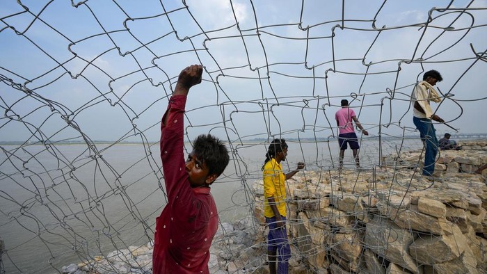 Festival Kumbh Mela merupakan tradisi sakral umat hindu di India. Para warga tengah mempersiapkan ritual penghapusan dosa tersebut yang digelar setiap dua tahun sekali.