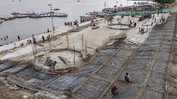 Melihat Persiapan Festival Kumbh Mela di India Festival Kumbh Mela merupakan tradisi sakral umat hindu di India. Para warga tengah mempersiapkan ritual penghapusan dosa tersebut yang digelar setiap dua tahun sekali.