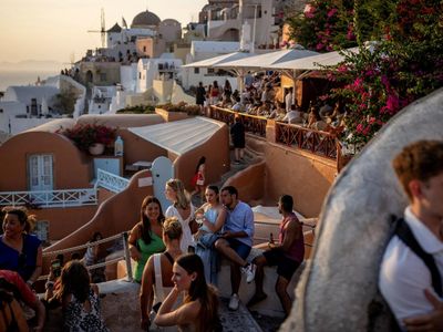 Penampakan Santorini Penuh Sesak Wisatawan