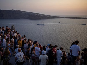 Berkaca Membludaknya Wisatawan Tahun Ini, Yunani Terapkan Pajak Turis di 2025